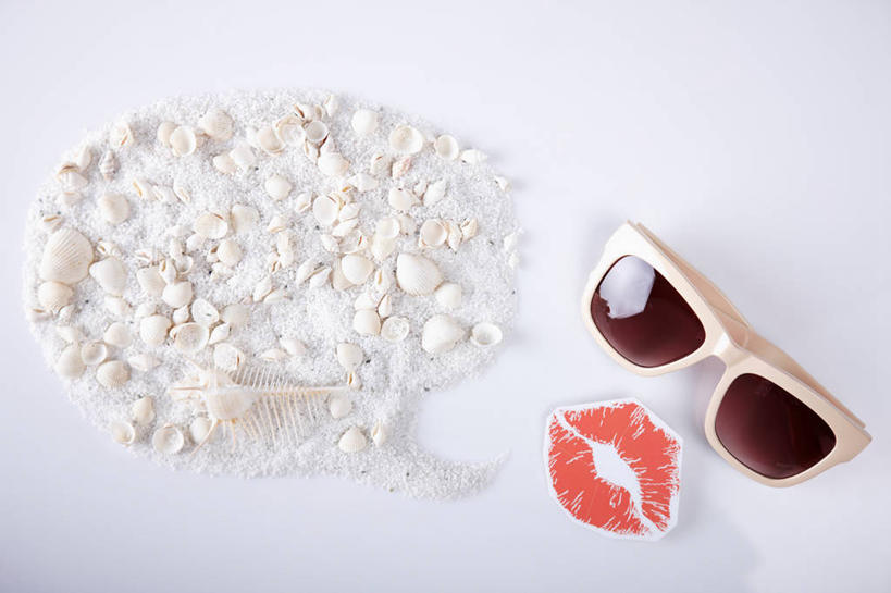 无人,横图,俯视,室内,特写,白天,白色背景,贝壳,一堆,一副,许多,堆叠,堆积,墨镜,眼镜,很多,太阳镜,太阳眼镜,口红,遮阳镜,摄影,影棚,堆,对话框,口红印,贝类外壳,海螺壳,软体动物外壳,彩图,高角度拍摄,影棚拍摄,拍摄,对话气泡框,气泡框,唇印