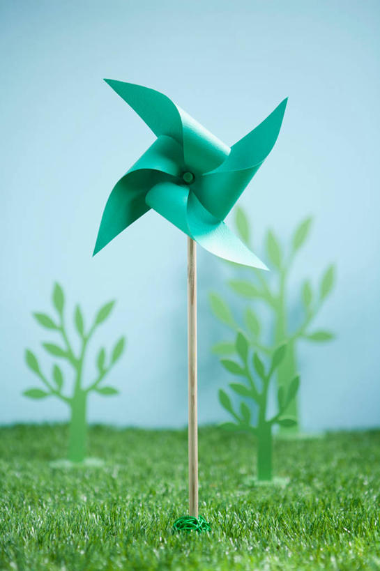 无人,竖图,室内,特写,白天,正面,农业,风能,风力发电机,草地,草坪,植物,风车,阴影,蓝色背景,环保,朦胧,模糊,电力,反射,影子,设备,草,绿色,发电,机械,工业,摄影,影棚,能源,资源,风力机,利用,低碳,风力发电,风力涡轮机,彩图,影棚拍摄,拍摄