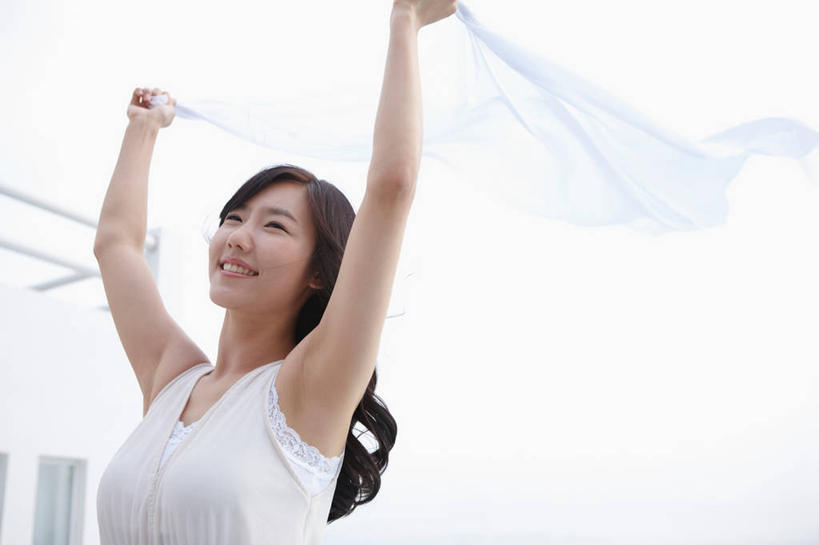 东方人,一个人,站,举,笑,微笑,露齿笑,横图,室外,白天,正面,亚洲,仅一个年轻女性,仅一个女性,仅一个人,一条,服装,装饰,注视,休闲装,黄种人,衣服,白色,天空,围巾,天,观察,看,托,站着,休闲,温暖,休闲服,服饰,围脖,观看,保暖,华丽,点缀,察看,御寒,关注,衬托,美观,雅致,雅观,年轻女性,女人,女性,亚洲人,举起,举手,举着,向上举,向上伸,向上托,站立,半身,彩图