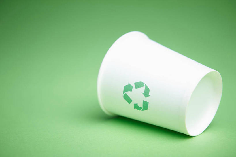 无人,横图,室内,特写,白天,正面,静物,杯子,绿色背景,阴影,反射,影子,方向,箭头,一个,纸制品,摄影,影棚,单个,纸杯,指向,一次性杯子,簇,彩图,影棚拍摄,拍摄