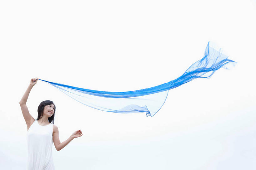 东方人,一个人,站,举,笑,微笑,露齿笑,横图,室内,白天,正面,亚洲,仅一个年轻女性,仅一个女性,仅一个人,一条,服装,装饰,注视,休闲装,黄种人,衣服,蓝色,天空,围巾,天,观察,看,托,站着,休闲,温暖,休闲服,服饰,围脖,观看,保暖,华丽,点缀,察看,御寒,关注,衬托,美观,雅致,雅观,年轻女性,女人,女性,亚洲人,举起,举手,举着,向上举,向上伸,向上托,站立,半身,彩图