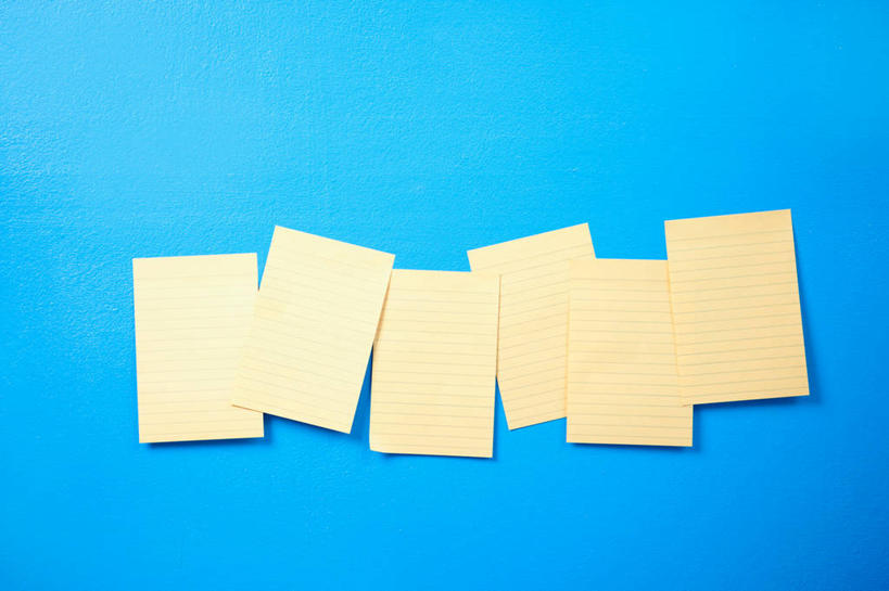 无人,横图,室内,特写,白天,正面,静物,一排,阴影,蓝色背景,整齐,反射,粘性,影子,办公用品,便利贴,便签,文具,排列,黄色,摄影,影棚,办公设备,文具用品,记事,队列,快捷,文化工具,方便,N次贴,便条贴,告诉贴,即时贴,便贴纸,彩图,影棚拍摄,拍摄