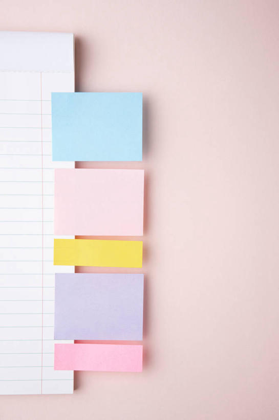 无人,竖图,俯视,彩色,室内,特写,白天,静物,一排,阴影,粉色背景,整齐,反射,粘性,影子,办公用品,便利贴,便签,文具,排列,摄影,影棚,办公设备,文具用品,记事,队列,快捷,文化工具,方便,N次贴,便条贴,告诉贴,即时贴,便贴纸,彩图,高角度拍摄,影棚拍摄,拍摄