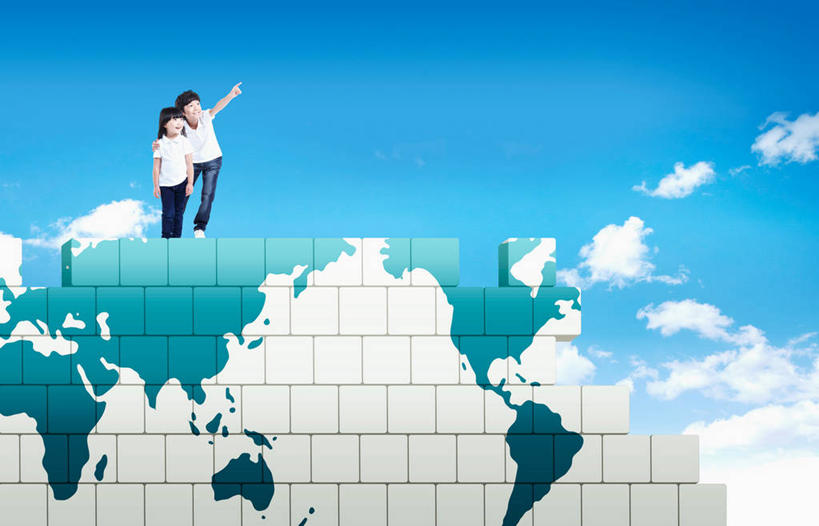 东方人,儿童,无人,两个人,家庭,站,举,横图,室内,白天,正面,纯洁,建材,数码,科技,海洋,建筑,地图,亚洲,指,阴影,服装,网络,材料,砖,砖块,世界地图,墙,陆地,云,云朵,高光,几何,计算机图形,合成,云彩,注视,休闲装,黄种人,方向,墙壁,墙面,小孩,衣服,蓝色,白云,蓝天,天空,天,观察,看,手势,托,站着,休闲,温暖,温馨,一家人,休闲服,砖头,可爱,童年,童趣,建造,国家,服饰,晴朗,观看,电脑合成图,数码合成图,大陆,和睦,察看,世界,指向,食指,合成图,关注,大洋洲,版图,童真,烂漫,无邪,写实,具体,具象,天真,男孩,男人,男性,女孩,女人,女性,亚洲人,石料,晴空,举起,举手,举着,向上举,向上伸,向上托,站立,彩图,全身,砌墙砖,融洽,男生,女生