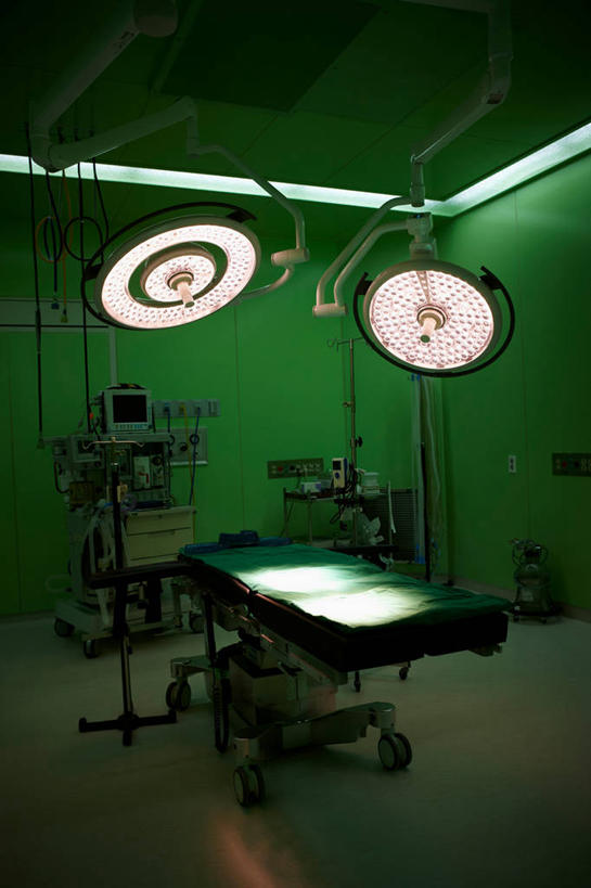 无人,医院,竖图,室内,白天,正面,床,照明,不锈钢,朦胧,模糊,不锈钢制品,灯光,灯,灯具,针管,针筒,注射,照亮,手术,医疗,医疗设备,手术室,注射器,输液,照明设备,医疗器械,手术台,打点滴,无影灯,医疗机构,输液架,输液瓶,手术床,静脉输液,彩图,病院,诊所