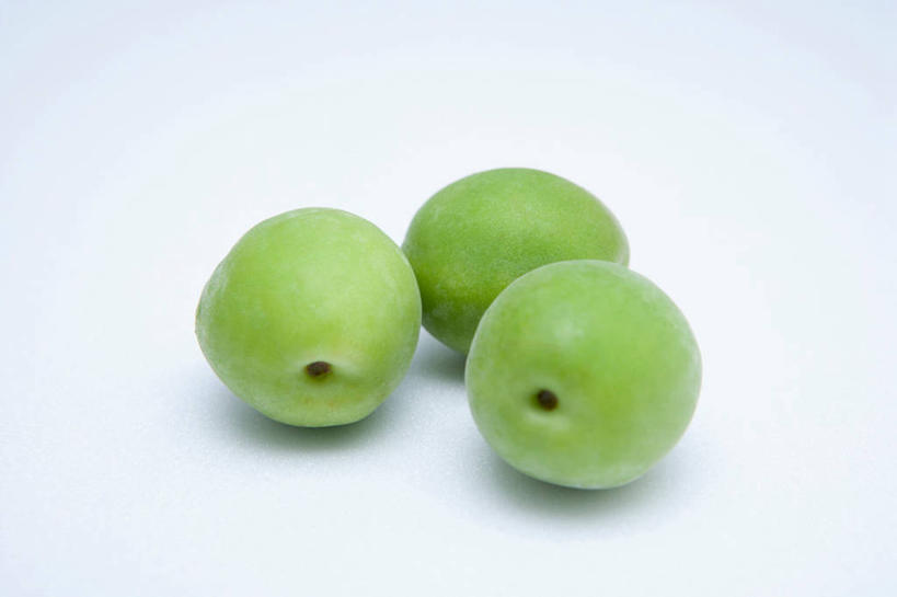 无人,横图,俯视,室内,特写,白天,白色背景,苹果,水果,阴影,新鲜,反射,影子,生食,食品,果实,食物,三个,绿色,青苹果,摄影,有机食品,绿色食品,影棚,彩图,高角度拍摄,影棚拍摄,拍摄