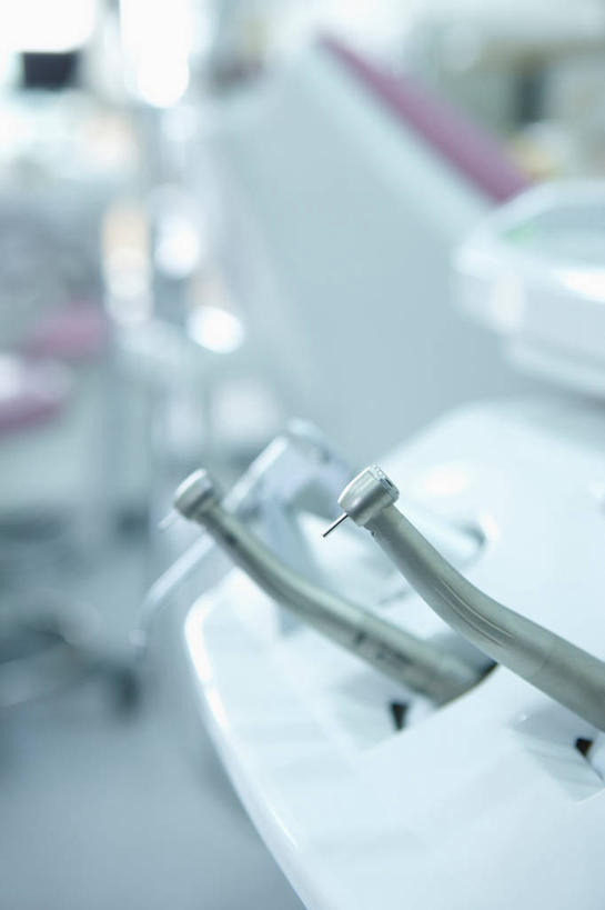 无人,竖图,俯视,室内,特写,白天,机器,静物,阴影,朦胧,模糊,反射,医学,影子,设备,医疗,医疗设备,医疗器械,医疗工具,检测工具,彩图,高角度拍摄,牙科椅,牙科治疗椅,牙椅