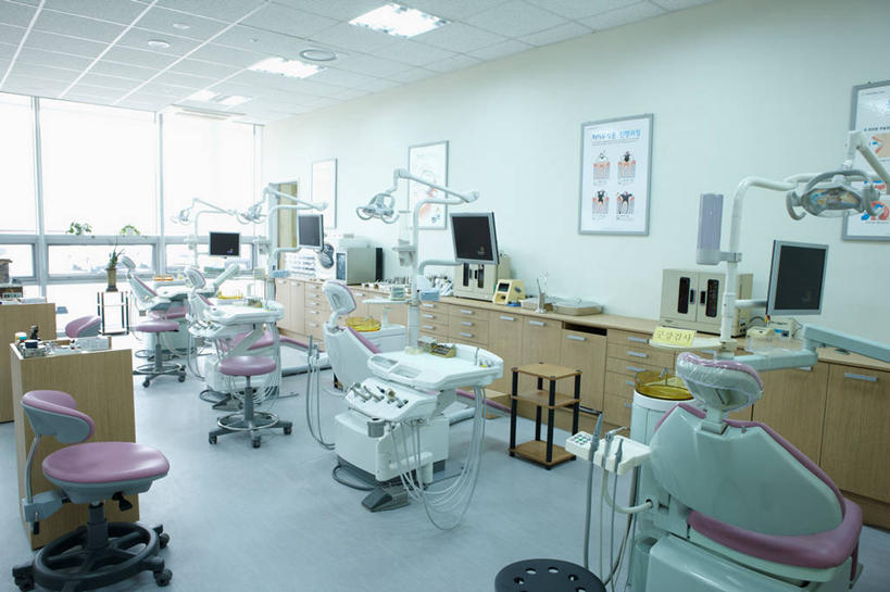 无人,医院,横图,室内,白天,正面,机器,电脑,显示器,鼠标,键盘,窗户,椅子,照明,网络,医学,灯光,设备,输入设备,通讯设备,顶灯,玻璃窗,灯,灯具,台式电脑,照亮,医疗,医疗设备,照明设备,医疗器械,通信设备,医疗工具,输出设备,医疗机构,检测工具,彩图,病院,诊所,牙科椅,牙科治疗椅,牙椅