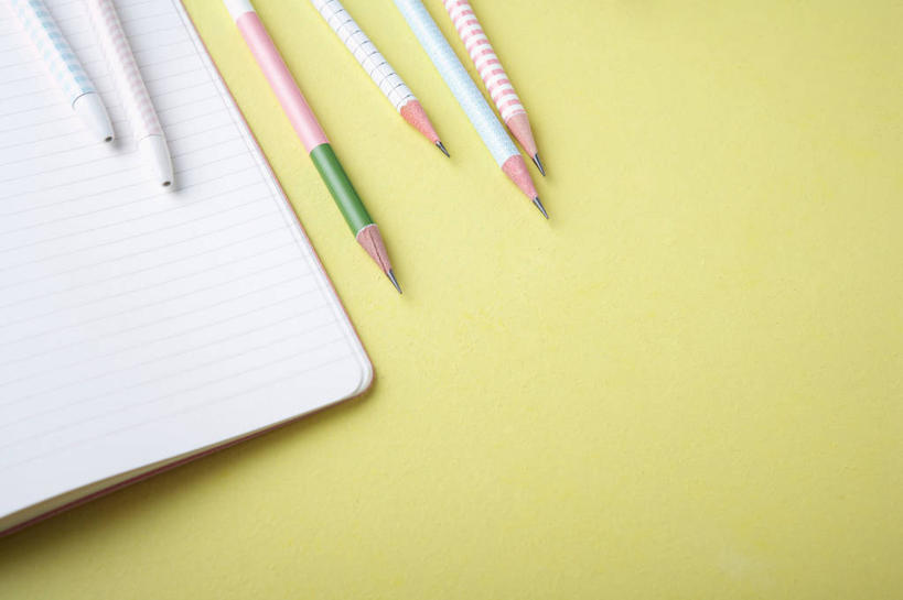 无人,横图,俯视,室内,特写,白天,静物,阴影,黄色背景,反射,笔,影子,办公用品,记事本,文具,本子,笔记本,铅笔,学习用品,摄影,影棚,文具用品,彩图,高角度拍摄,影棚拍摄,拍摄