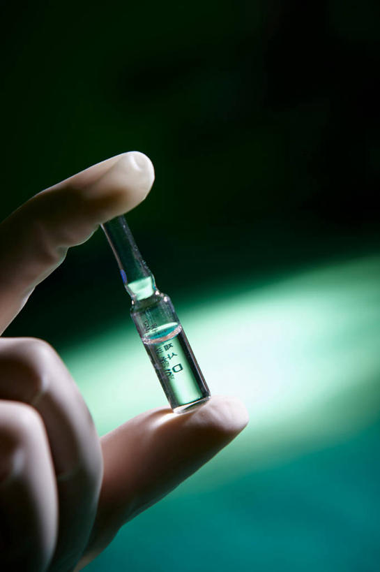 东方人,手,一个人,医生,竖图,室内,特写,白天,正面,安全,亚洲,仅一个男性,仅一个人,握,阴影,朦胧,模糊,反射,罐子,药剂,影子,防护,拿,拿着,黄种人,玻璃制品,仅一个年轻男性,玻璃瓶,瓶子,药品,医护人员,医疗人员,手部,治疗,握着,保护,单手,药物,医疗,保险,预防,注射剂,平安,注射液,男人,男性,年轻男性,亚洲人,大夫,半身,彩图