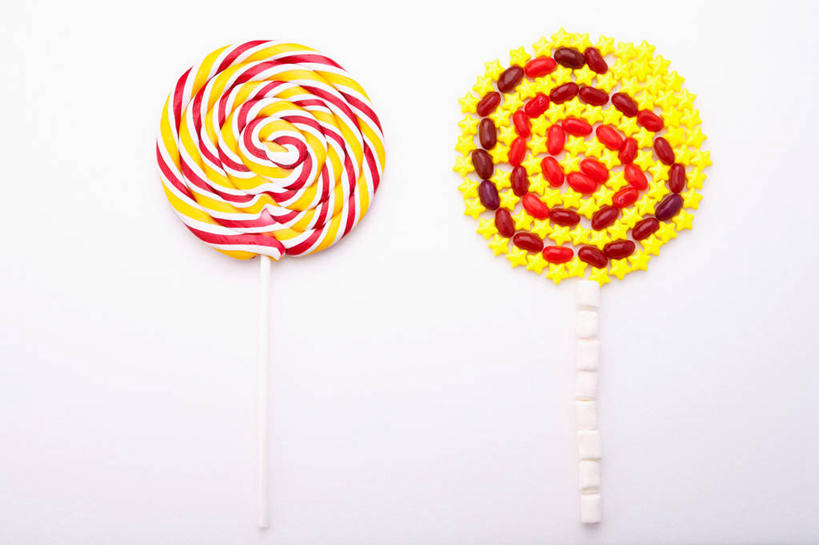 无人,横图,俯视,室内,特写,白天,白色背景,环绕,围绕,棒棒糖,食品,糖,糖果,甜点,甜品,软糖,环抱,食物,两个,黄色,红色,甜食,摄影,影棚,糖豆,波板糖,萦绕,彩图,高角度拍摄,影棚拍摄,拍摄