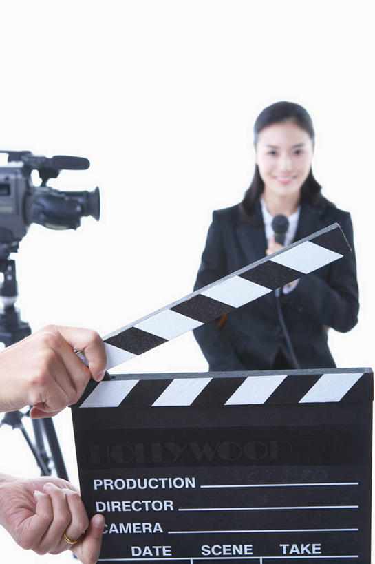 东方人,两个人,同事,商务人士,商务女性,站,笑,微笑,露齿笑,竖图,室内,白天,白色背景,正面,成功,合作,团队,集体,信心,亚洲,握,套装,工具,摄像机,拿,拿着,注视,黄种人,队伍,话筒,观察,看,站着,摄像,握着,摄影,影棚,摄影机,观看,察看,麦克风,领导,成就,关注,扩音器,录像,商务装,场记板,合伙,领袖,传声器,工薪阶层,微音器,场记打板,场记牌,导演板,电影打板,电影工具,年轻女性,女人,女性,亚洲人,白领,上班族,站立,半身,彩图,影棚拍摄,拍摄,电影