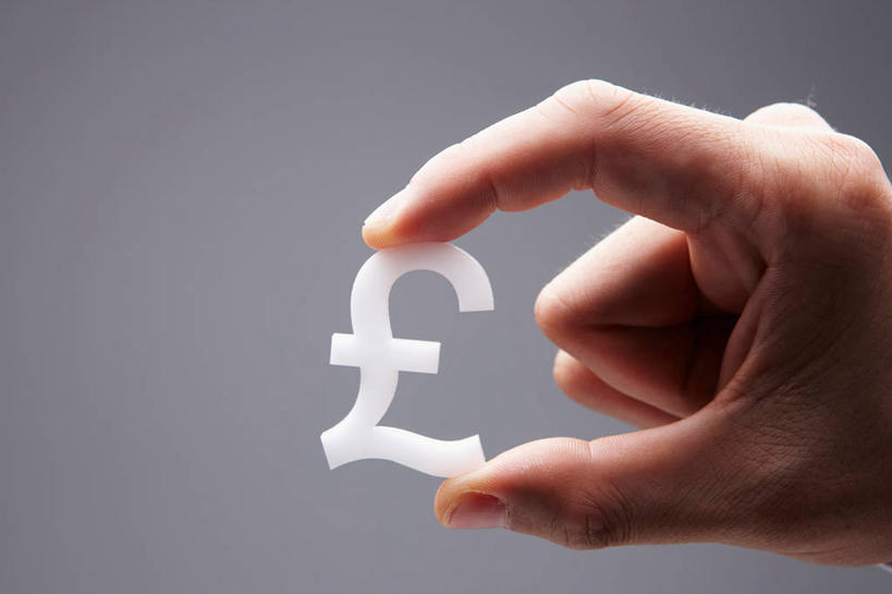 东方人,手,一个人,捏,横图,室内,特写,白天,正面,钱,亚洲,仅一个男性,仅一个人,灰色背景,标志,钱币,文字,欧元,捏着,黄种人,标识,仅一个年轻男性,手部,金融,摄影,影棚,经济,单手,流通,贸易,货币,男人,男性,年轻男性,亚洲人,半身,彩图,影棚拍摄,拍摄,欧元符号