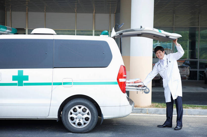 东方人,一个人,医生,医院,站,横图,室内,白天,正面,工作服,制服,汽车,救护车,亚洲,仅一个男性,仅一个人,服装,注视,黄种人,车,仅一个年轻男性,衣服,听诊器,交通工具,观察,看,站着,医护人员,医疗人员,服饰,观看,察看,急救,医疗设备,担架,衣着,白大褂,穿着,关注,载具,医疗器械,抢救,医疗工具,救援,医疗机构,工作制服,衣饰,检测工具,男人,男性,年轻男性,亚洲人,大夫,站立,彩图,全身,工作套服,病院,诊所