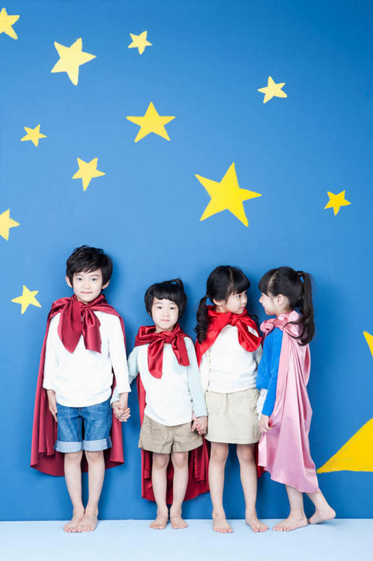 东方人,儿童,四个人,伙伴,朋友,站,握手,笑,微笑,竖图,室内,白天,正面,友谊,纯洁,亚洲,一排,服装,整齐,星星,注视,休闲装,黄种人,排列,小孩,衣服,黄色,观察,看,站着,休闲,星形,休闲服,披风,可爱,童年,童趣,模仿,服饰,观看,正义,察看,模拟,队列,关注,超人,五角形,童真,烂漫,无邪,超级英雄,英雄,超能力,公理,仿照,天真,友情,男孩,男人,男性,女孩,女人,女性,亚洲人,五角星,搀手,拉手,手搀手,手拉手,手牵手,手握手,站立,彩图,全身,男生,女生