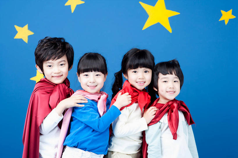 东方人,儿童,四个人,伙伴,朋友,站,笑,微笑,露齿笑,横图,室内,白天,侧面,友谊,纯洁,亚洲,一排,服装,整齐,星星,扭头,注视,休闲装,黄种人,排列,小孩,衣服,黄色,观察,看,站着,转头,休闲,星形,同学,休闲服,披风,可爱,童年,童趣,搭,模仿,服饰,观看,正义,察看,模拟,校友,搭着,队列,关注,超人,五角形,童真,烂漫,无邪,同窗,学友,超级英雄,英雄,超能力,公理,仿照,天真,友情,男孩,男人,男性,女孩,女人,女性,亚洲人,五角星,站立,半身,彩图,男生,女生