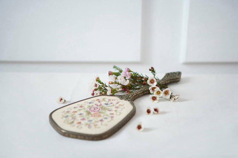 无人,横图,俯视,室内,特写,白天,化妆,美容,镜子,叶子,阴影,盛开,反射,影子,绿叶,花蕾,花,花瓣,花朵,鲜花,一个,花苞,花蕊,嫩叶,单个,镜像,镜面,光学,手镜,叶,叶片,彩图,高角度拍摄