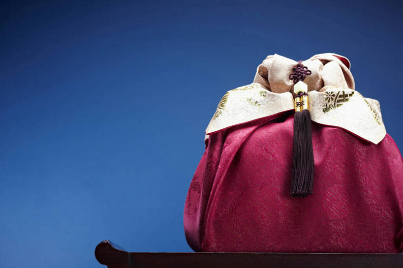 无人,横图,室内,特写,白天,正面,静物,工艺美术品,阴影,花纹,蓝色背景,艺术,反射,布,图案,影子,艺术品,布纹,工艺品,摄影,影棚,工艺,布匹,美术,风吕敷,包袱布,彩图,影棚拍摄,拍摄