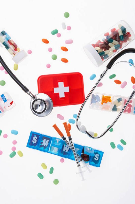 无人,竖图,俯视,室内,特写,白天,白色背景,安全,静物,许多,药剂,塑料,防护,很多,胶囊,盒子,红色,容器,塑料制品,听诊器,箱子,药品,针管,针筒,治疗,注射,摄影,影棚,储藏,保护,药物,医疗,医疗设备,注射器,药箱,储存,医疗器械,保险,预防,医疗工具,检测工具,平安,彩图,高角度拍摄,影棚拍摄,拍摄,贮存