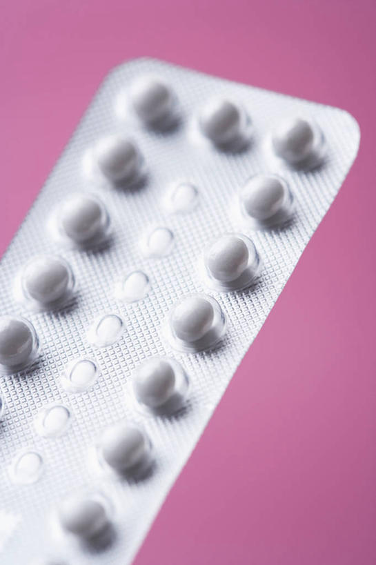 无人,竖图,俯视,室内,特写,白天,安全,静物,一排,许多,阴影,粉色背景,朦胧,模糊,整齐,并列,并排,反射,药剂,药丸,影子,塑料,防护,很多,药片,盒子,排列,包装盒,容器,塑料制品,药品,治疗,摄影,影棚,储藏,保护,药物,控制,医疗,储存,队列,避孕药,保险,预防,平行,节制,管制,掌握,平安,彩图,高角度拍摄,影棚拍摄,拍摄,吸塑包装盒,口服避孕药,贮存