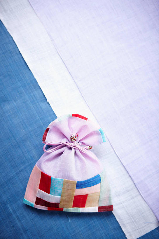 无人,竖图,俯视,室内,特写,白天,静物,袋子,阴影,花纹,反射,布,布袋,图案,影子,祝福,布纹,文化,传统,绳子,祈祷,祈福,健康,许愿,福袋,纪念,捆绑,绳索,祈求,布匹,吉祥,绑缚,好运,平安,彩图,高角度拍摄