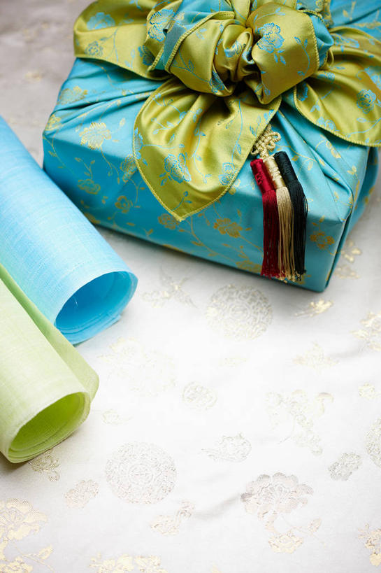 无人,竖图,俯视,室内,特写,白天,静物,阴影,花纹,反射,包装,包装纸,布,图案,影子,纸,纸张,布纹,两个,布匹,包装材料,风吕敷,包袱布,彩图,高角度拍摄