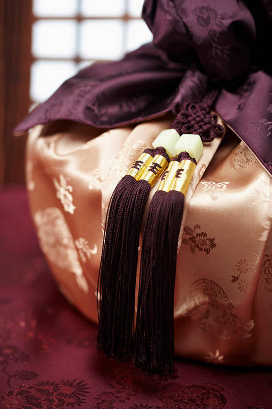 无人,竖图,室内,特写,白天,正面,窗户,静物,阴影,花纹,朦胧,模糊,日本文化,反射,布,丝绸,丝带,图案,影子,缎带,布纹,文化,玻璃窗,绸带,布匹,风吕敷,包袱布,彩图