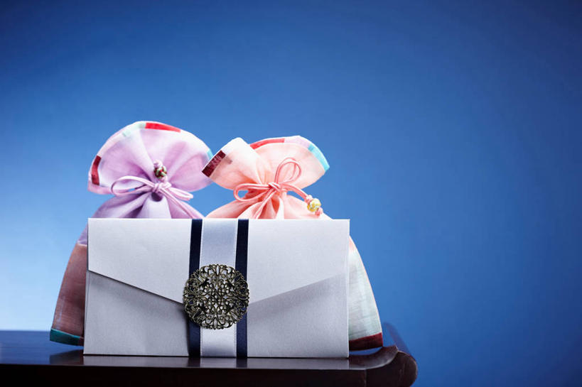 无人,横图,室内,特写,白天,正面,桌面,桌子,静物,袋子,阴影,蓝色背景,反射,木制,布袋,信封,影子,木桌,两个,木制品,容器,摄影,影棚,储藏,储存,折扣,彩图,影棚拍摄,拍摄,优惠,优惠券,优待券,券,木桌子,贮存