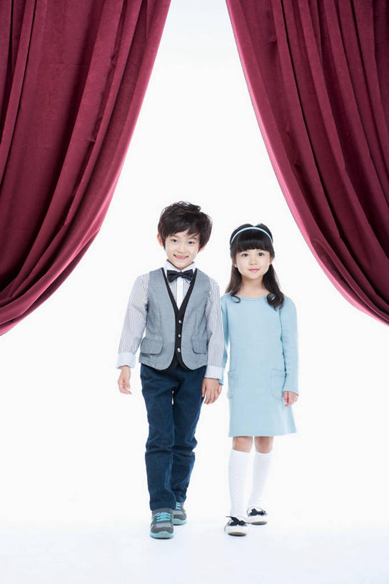 东方人,儿童,两个人,伙伴,朋友,站,握手,笑,微笑,露齿笑,竖图,室内,白天,白色背景,正面,裙子,西装,友谊,纯洁,亚洲,连衣裙,套装,正装,领奖台,领结,注视,职业装,黄种人,小孩,观察,看,站着,可爱,童年,童趣,摄影,帷幕,影棚,观看,察看,象征,庄重,关注,帷幔,身份,幕布,幕帘,童真,烂漫,无邪,正式,地位,帷幔布,天真,友情,男孩,男人,男性,女孩,女人,女性,亚洲人,搀手,拉手,手拉手,手握手,站立,彩图,全身,影棚拍摄,拍摄,男生,女生