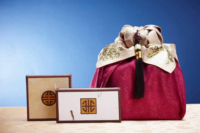 无人,横图,室内,特写,白天,正面,静物,玉,阴影,花纹,蓝色背景,装饰,反射,木制,布,雕刻,木盒,图案,影子,布纹,两个,木制品,容器,摄影,奢侈品,玉雕,影棚,储藏,华丽,修饰,布匹,玉器,点缀,贵重,珍贵,储存,玉石,折扣,玉佩,衬托,美观,雅致,雅观,宝贵,彩图,影棚拍摄,拍摄,优惠,优惠券,优待券,券,贮存