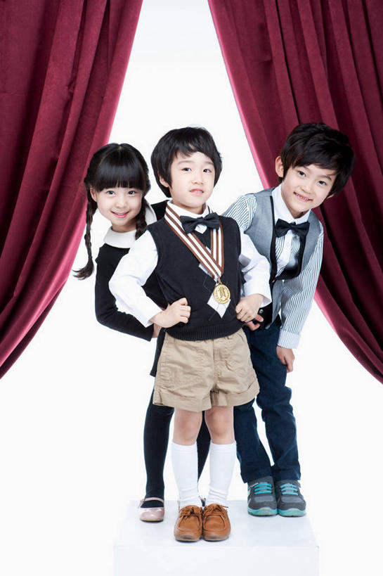 东方人,儿童,三个人,伙伴,朋友,站,笑,微笑,露齿笑,竖图,室内,白天,白色背景,正面,西装,友谊,纯洁,成功,胜利,亚洲,套装,正装,领奖台,领结,扭头,注视,职业装,黄种人,手叉腰,小孩,叉腰,观察,看,站着,转头,光彩,可爱,童年,童趣,摄影,帷幕,影棚,观看,察看,双手叉腰,象征,庄重,关注,帷幔,奖牌,金牌,身份,幕布,荣誉,幕帘,奖品,童真,烂漫,无邪,正式,地位,荣耀,帷幔布,光荣,天真,友情,男孩,男人,男性,女孩,女人,女性,亚洲人,站立,彩图,全身,影棚拍摄,拍摄,男生,女生