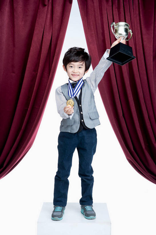 东方人,站,举,笑,微笑,露齿笑,竖图,室内,白天,白色背景,正面,西装,纯洁,成功,胜利,亚洲,握,套装,正装,领奖台,领结,拿,拿着,注视,职业装,黄种人,观察,看,托,站着,光彩,可爱,童年,童趣,握着,摄影,帷幕,影棚,观看,察看,象征,庄重,关注,帷幔,身份,幕布,荣誉,幕帘,奖品,童真,烂漫,无邪,正式,地位,荣耀,帷幔布,光荣,天真,亚洲人,举起,举手,举着,向上举,向上伸,向上托,站立,彩图,全身,影棚拍摄,拍摄,奖杯