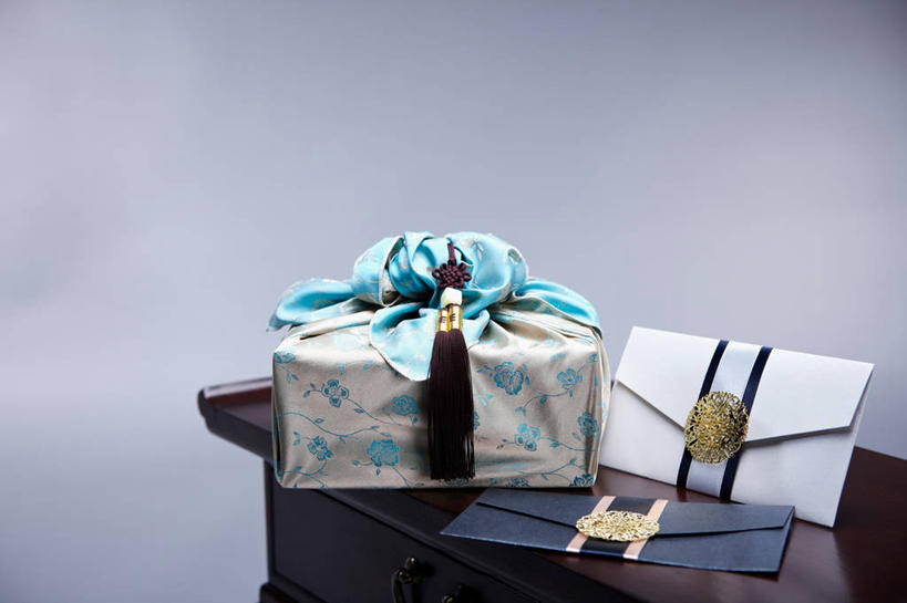 无人,横图,室内,特写,白天,正面,桌面,桌子,静物,阴影,花纹,灰色背景,装饰,反射,木制,布,木盒,图案,影子,木桌,布纹,木制品,容器,摄影,影棚,储藏,华丽,修饰,布匹,点缀,储存,折扣,衬托,美观,雅致,雅观,彩图,影棚拍摄,拍摄,优惠,优惠券,优待券,券,木桌子,贮存