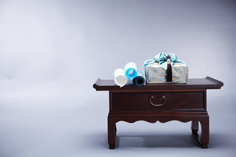 无人,横图,室内,特写,白天,正面,桌面,桌子,静物,阴影,花纹,灰色背景,装饰,反射,木制,布,木盒,图案,影子,木桌,布纹,木制品,容器,摄影,影棚,储藏,华丽,修饰,布匹,点缀,储存,折扣,衬托,美观,雅致,雅观,彩图,影棚拍摄,拍摄,优惠,优惠券,优待券,券,木桌子,贮存