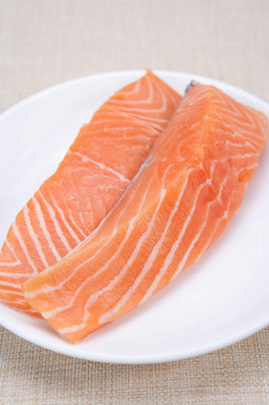 海鲜,三文鱼,无人,竖图,俯视,室内,特写,白天,烹饪,鲑鱼,餐具,两片,阴影,灰色背景,反射,鱼,碟子,盘,影子,肉,鱼肉,日本料理,料理,食品,水产,菜肴,美食,肉类,鱼类,海洋生物,食物,盘子,碟,日式料理,日式,摄影,佳肴,影棚,水生动物,海产品,水生物,肉食,海底动物,鲑,三文鱼刺身,彩图,高角度拍摄,影棚拍摄,拍摄,刺身