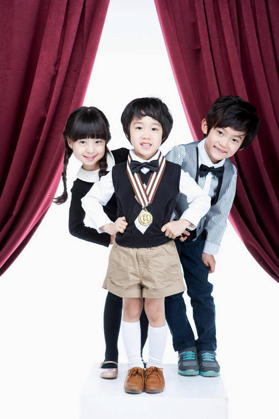 东方人,站,笑,微笑,露齿笑,竖图,室内,白天,白色背景,正面,西装,纯洁,成功,胜利,亚洲,弯腰,套装,正装,领奖台,领结,注视,职业装,黄种人,手叉腰,叉腰,观察,看,站着,光彩,可爱,童年,童趣,摄影,帷幕,影棚,观看,察看,双手叉腰,象征,庄重,关注,帷幔,奖牌,金牌,身份,幕布,荣誉,幕帘,奖品,童真,烂漫,无邪,弯身,正式,地位,荣耀,帷幔布,光荣,天真,亚洲人,站立,彩图,全身,影棚拍摄,拍摄