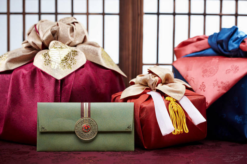 无人,横图,室内,特写,白天,正面,门,静物,礼盒,礼物,拉门,阴影,花纹,反射,布,图案,影子,纸盒,布纹,移门,盒子,包装盒,礼品盒,礼品,布匹,折扣,障子,纸门,拉窗,纸拉窗,纸拉门,彩图,优惠,优惠券,优待券,券