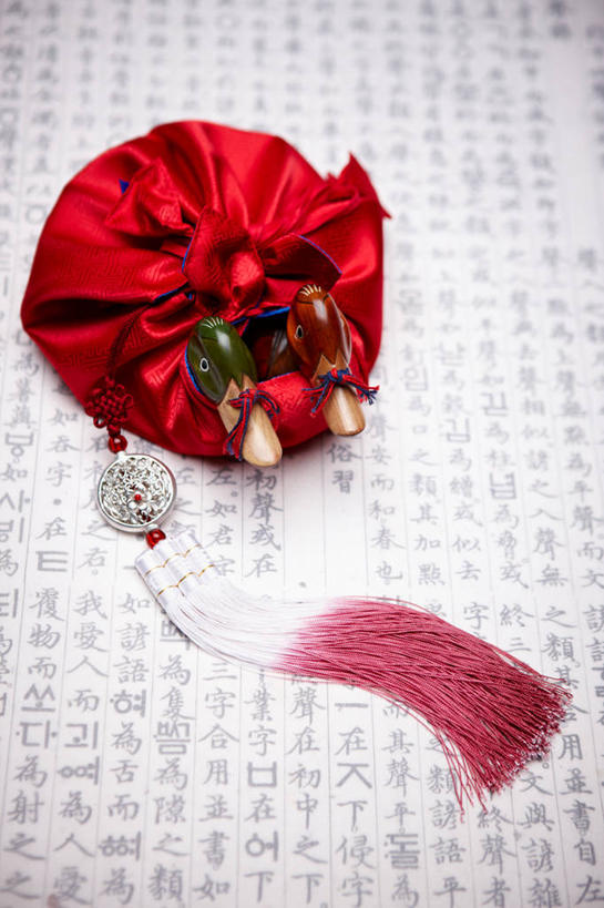 无人,夫妻,竖图,俯视,室内,特写,白天,爱情,游戏,鸟,鸳鸯,静物,玩具,花纹,朦胧,模糊,艺术,标志,布,图案,文字,字符,手工艺品,字母,浪漫,玩,布纹,文化,娱乐,标识,两个,红色,工艺品,中国结,休闲,恩爱,益智,恋人,活动,布匹,高雅,发泄,消遣,智力,坚定,饰物,永恒,自信心,品位,宣泄,情意,韩语,夫妇,情侣,匹鸟,玩耍,嬉戏,彩图,高角度拍摄,朝鲜语,韩国语,伴侣