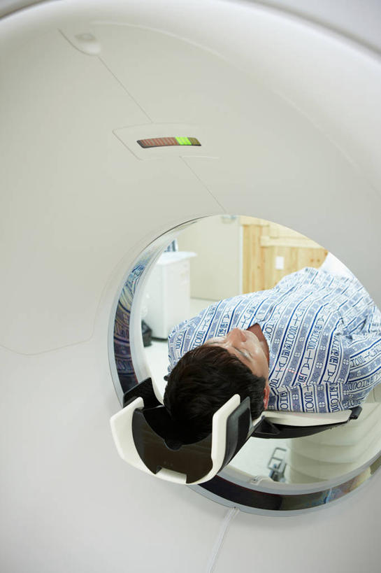 东方人,一个人,病人,医院,躺,闭眼,竖图,室内,白天,正面,机器,亚洲,仅一个男性,仅一个人,服装,医学,黄种人,设备,仅一个年轻男性,衣服,扫描仪,服饰,医疗,医疗设备,衣着,病服,穿着,病患,医疗器械,核磁共振,医疗工具,核磁共振成像,医疗机构,病号服,核磁共振扫描仪,磁共振成像,核磁共振技术,衣饰,检测工具,卧着,男人,男性,年轻男性,亚洲人,患者,就医者,闭眼睛,闭着眼,闭着眼睛,躺着,卧,半身,彩图,病院,诊所,病患服,病人服,病员服