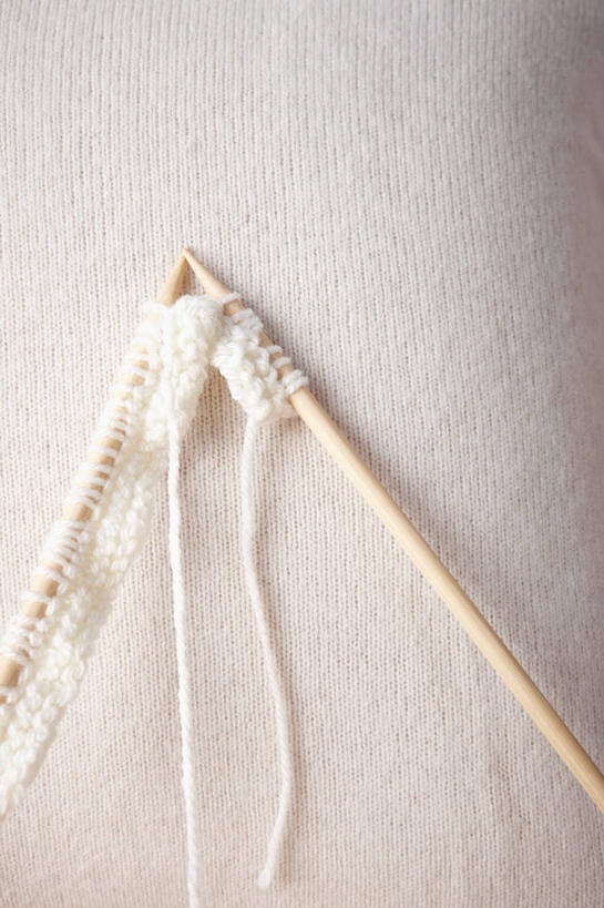 无人,竖图,俯视,室内,特写,白天,白色背景,静物,卷曲,编织,缠绕,织物,线团,针,纺织,毛线,摄影,影棚,毛衣针,编织针,彩图,高角度拍摄,影棚拍摄,拍摄