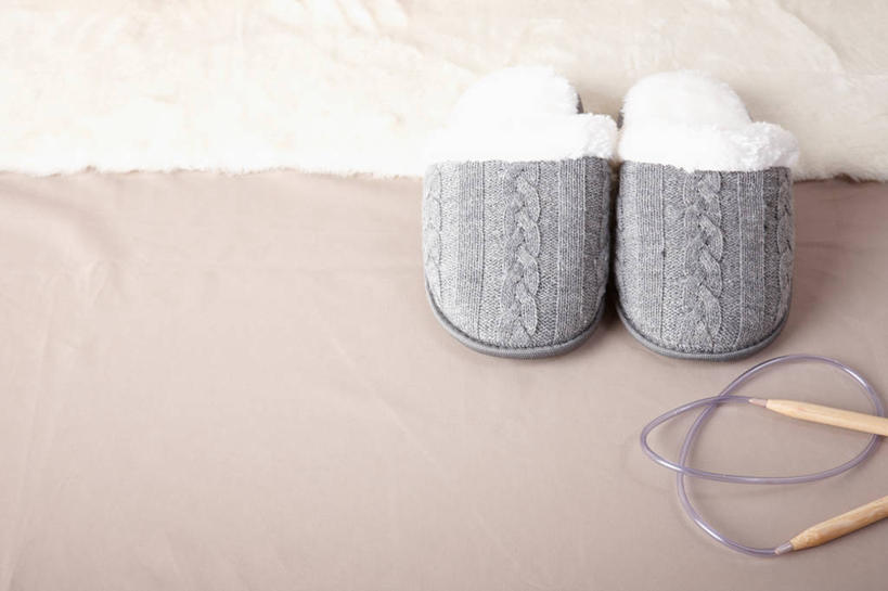 无人,横图,俯视,室内,特写,白天,地毯,静物,鞋子,一双,装饰,卷曲,编织,缠绕,手工艺品,织物,线团,针,纺织,工艺品,毛线,拖鞋,华丽,修饰,点缀,舒适,毛衣针,衬托,美观,雅致,雅观,方便,编织针,彩图,高角度拍摄