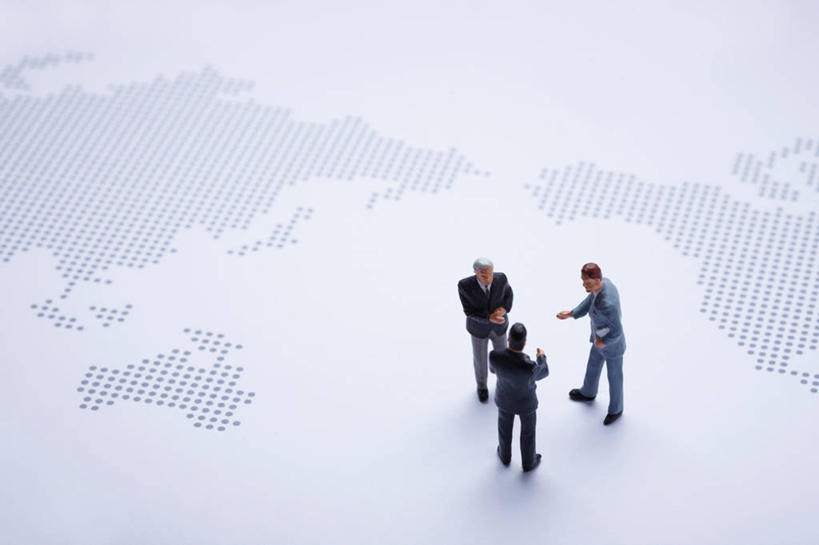 西方人,无人,三个人,同事,商务人士,商务男性,站,横图,俯视,室内,特写,白天,衬衫,成功,合作,团队,集体,信心,海洋,静物,地图,雕塑,欧洲,欧洲人,阴影,套装,艺术,装饰,反射,雕刻,雕像,影子,世界地图,陆地,队伍,工艺品,站着,国家,纪念,美术,大陆,世界,领导,成就,主题,大洋洲,商务装,合伙,领袖,版图,陈列,工薪阶层,功能,美学,三尊,男人,男性,中年男性,白种人,白领,上班族,站立,彩图,高角度拍摄,全身,衬衣