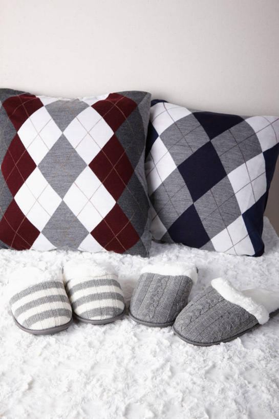 无人,竖图,俯视,室内,特写,白天,靠垫,静物,鞋子,纺织品,阴影,装饰,反射,毛毯,毯子,影子,墙,靠枕,墙壁,墙面,纺织,两个,垫子,拖鞋,枕头,温暖,华丽,修饰,点缀,舒适,衬托,美观,雅致,雅观,方便,彩图,高角度拍摄