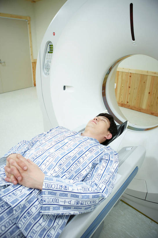 东方人,一个人,病人,医院,躺,闭眼,竖图,俯视,室内,白天,机器,亚洲,仅一个男性,仅一个人,医学,黄种人,设备,仅一个年轻男性,扫描仪,医疗,医疗设备,病服,病患,医疗器械,核磁共振,医疗工具,核磁共振成像,医疗机构,病号服,核磁共振扫描仪,磁共振成像,核磁共振技术,检测工具,卧着,男人,男性,年轻男性,亚洲人,患者,就医者,闭眼睛,闭着眼,闭着眼睛,躺着,卧,半身,彩图,高角度拍摄,病院,诊所,病患服,病人服,病员服