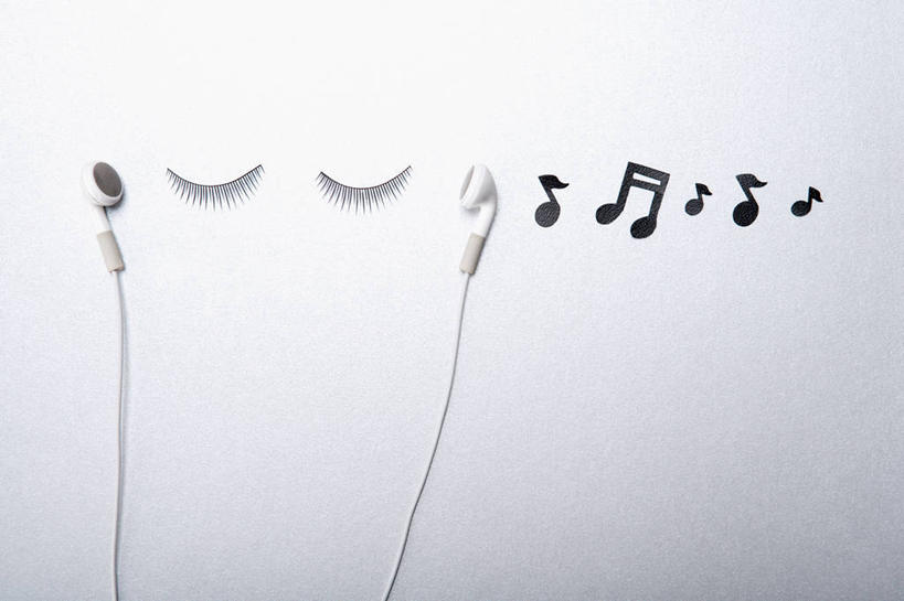 睫毛,无人,横图,俯视,室内,特写,白天,快乐,满意,幸福,静物,阴影,灰色背景,反射,影子,音响,音乐,娱乐,耳机,享受,休闲,假睫毛,放松,摄影,影棚,舒适,享乐,节拍,眼妆,乐符,音符,符头,符干,符尾,乐章,睫,眼睫毛,彩图,高角度拍摄,影棚拍摄,拍摄,美容用品