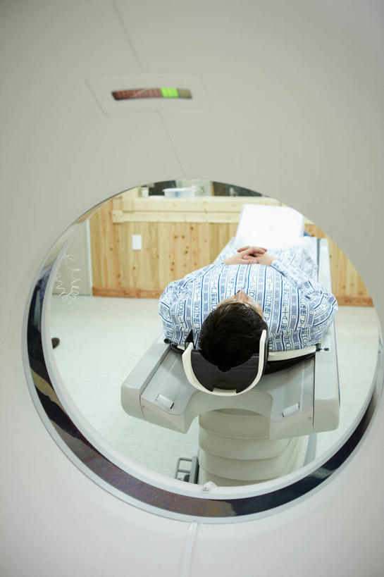 东方人,一个人,病人,医院,躺,闭眼,双手交叉,竖图,俯视,室内,白天,机器,亚洲,仅一个男性,仅一个人,医学,黄种人,设备,仅一个年轻男性,扫描仪,医疗,医疗设备,病服,病患,医疗器械,核磁共振,医疗工具,核磁共振成像,医疗机构,病号服,核磁共振扫描仪,磁共振成像,核磁共振技术,检测工具,卧着,男人,男性,年轻男性,亚洲人,患者,就医者,闭眼睛,闭着眼,闭着眼睛,十字手,躺着,卧,彩图,高角度拍摄,全身,病院,诊所,病患服,病人服,病员服