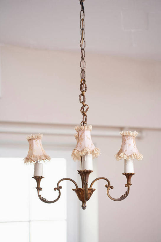 无人,竖图,室内,特写,白天,正面,时尚,窗户,静物,照明,墙,灯光,水晶,吊灯,水晶灯,玻璃窗,墙壁,墙面,灯,灯具,华丽,照亮,照明设备,高贵,水晶吊灯,水晶制品,富丽,华美,彩图,水晶石