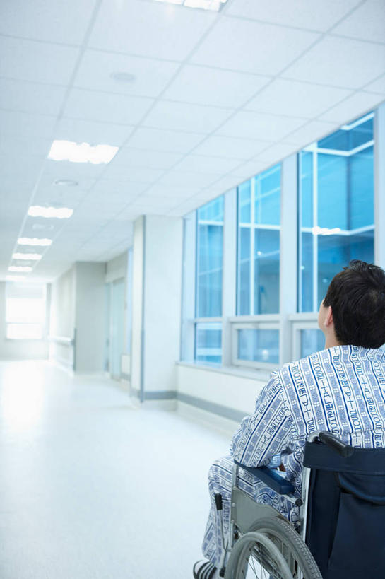 东方人,一个人,病人,医院,坐,竖图,室内,白天,天花板,照明,亚洲,仅一个男性,仅一个人,仅一个中年男性,一辆,阴影,反射,工具,影子,灯光,黄种人,顶灯,灯,背面,轮椅,灯具,复健,康复,器械,照亮,医疗设备,病服,照明设备,病患,医疗器械,医疗工具,医疗机构,病号服,辅助设备,男人,男性,中年男性,亚洲人,患者,就医者,坐着,半身,彩图,病院,诊所,病患服,病人服,病员服