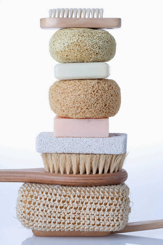 无人,竖图,室内,特写,白天,白色背景,正面,化妆,美容,静物,一堆,护肤,阴影,堆叠,堆积,反射,海绵,影子,干净,化妆品,刷子,肥皂,香皂,日用品,洗浴用品,清洁,保养,享受,休闲,健康,放松,保健,摄影,影棚,堆,卫生,护肤品,化妆用品,沐浴刷,清洁用具,护肤用品,舒缓,养颜,去污,紧肤,嫩肤,洗浴用具,洗涤,彩图,影棚拍摄,拍摄,浴用海绵