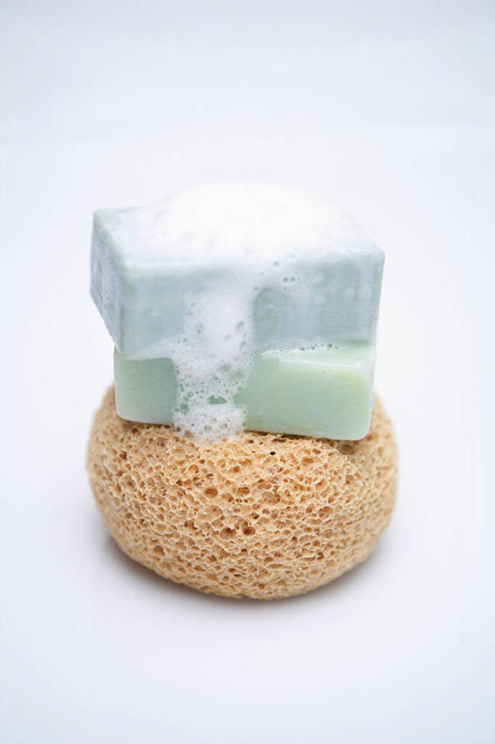 无人,竖图,室内,特写,白天,白色背景,正面,化妆,美容,静物,两块,一堆,护肤,阴影,堆叠,堆积,反射,海绵,影子,干净,化妆品,肥皂,香皂,日用品,洗浴用品,清洁,保养,享受,休闲,健康,放松,保健,摄影,影棚,堆,卫生,护肤品,化妆用品,护肤用品,舒缓,养颜,去污,紧肤,嫩肤,洗涤,彩图,影棚拍摄,拍摄,浴用海绵